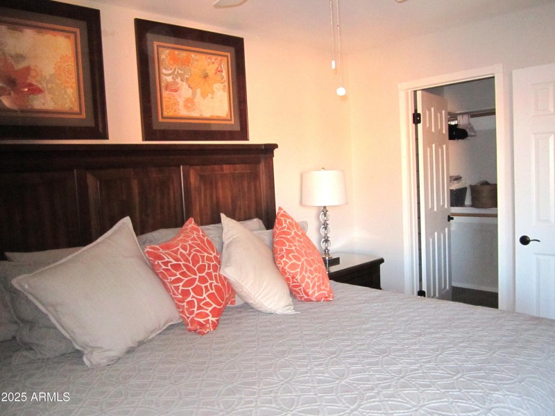 7 407 WALK IN CLOSET