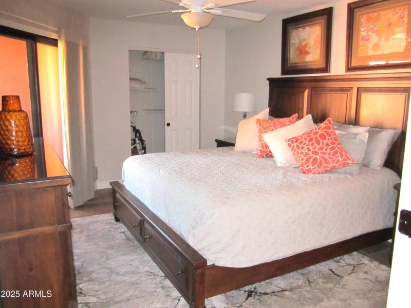 7 407 REACH IN CLOSET