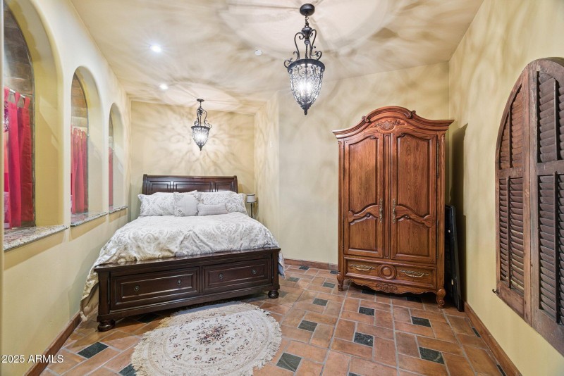 41-web-or-mls-35444-n-48th-st