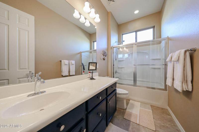 Hall bathroom between 2 bedrooms