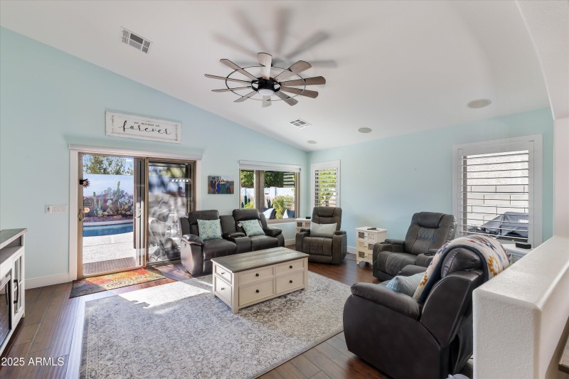 18-9867 W Harmony Ln