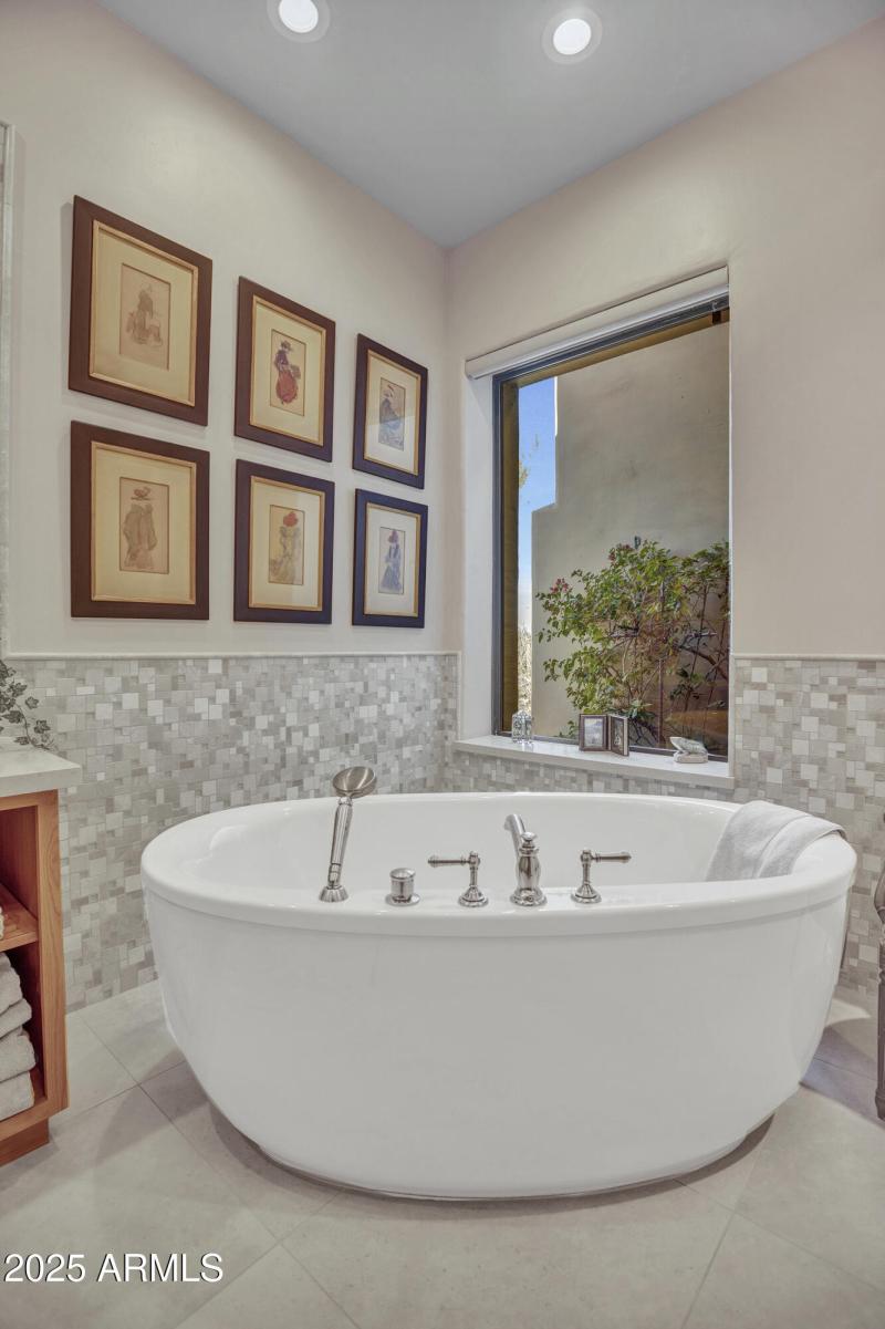 Master bath 1 tub