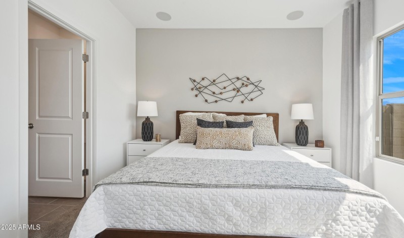 158597_Laveen Springs_Clyde_Primary Suit