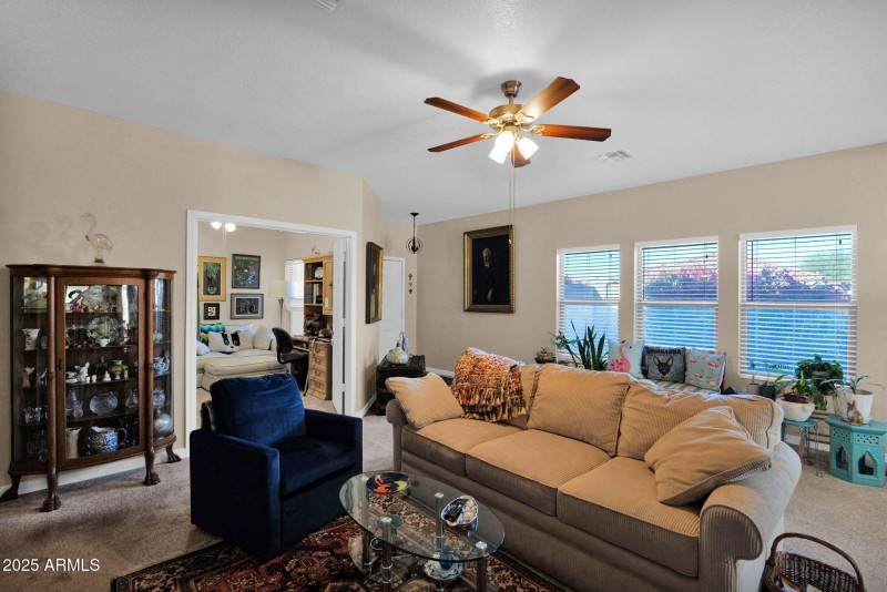 Living from wall towards entry