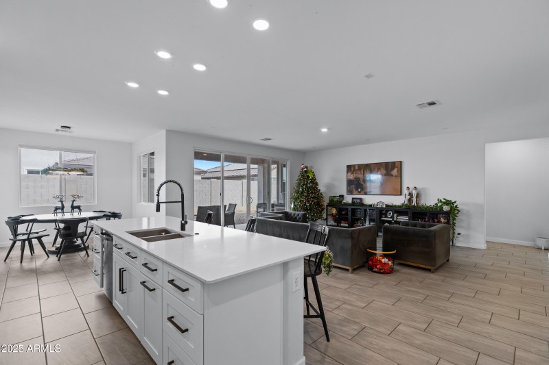 1170 E Meadowridge Dr-12