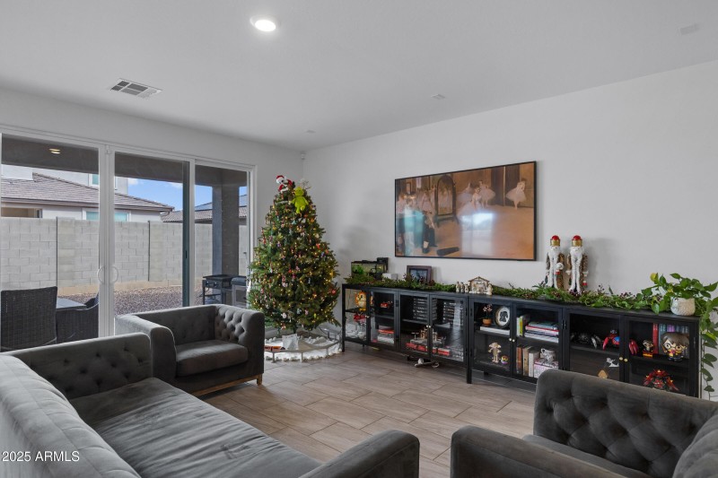 1170 E Meadowridge Dr-13