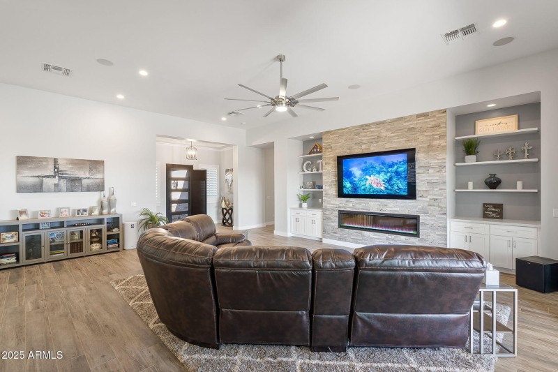 Great Room w/fireplace