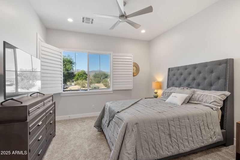 Bedroom w/ private full bath