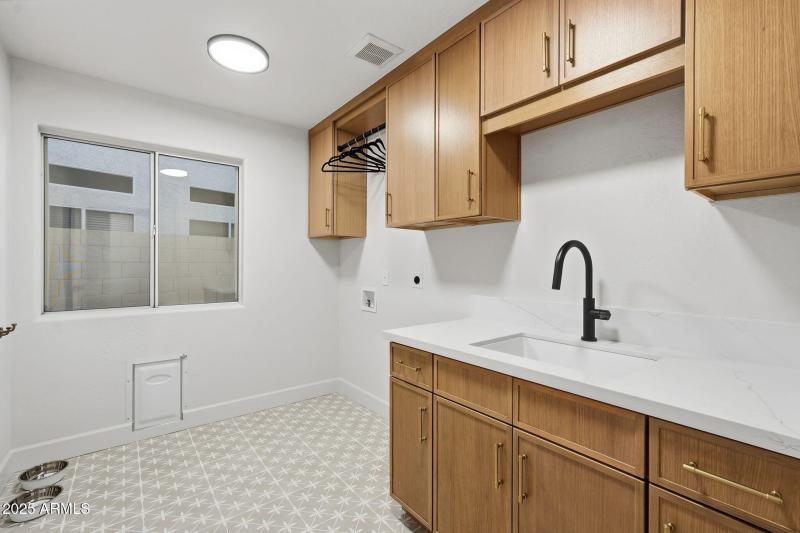 Large laundryroom