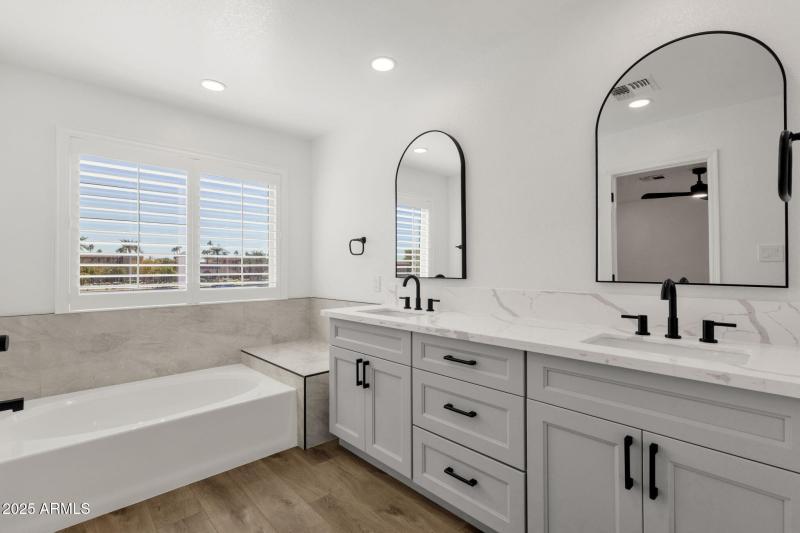 RESORT-INSPIRED EN-SUITE BATHROOM