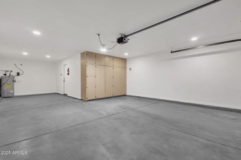 3-BAY GARAGE - SUPER CLEAN