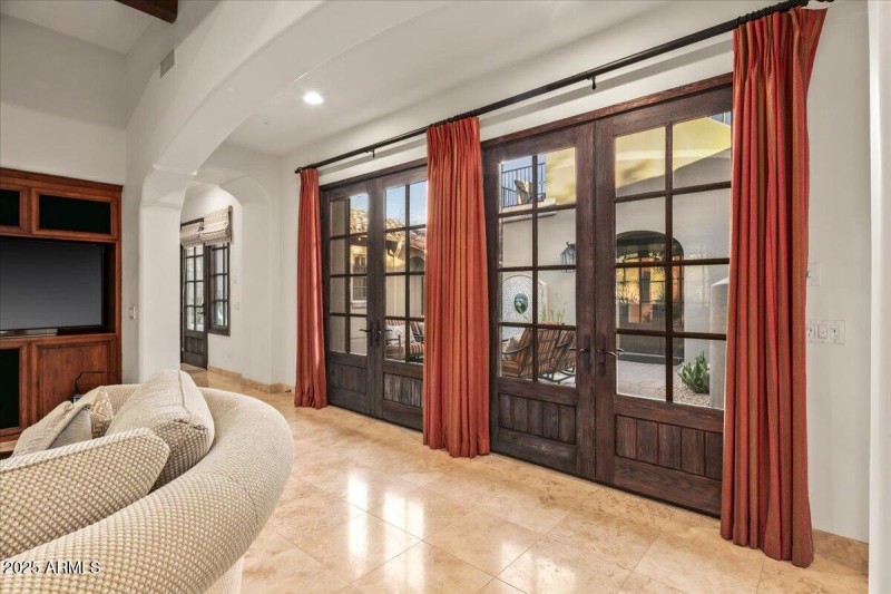 13-Living Areas To Front Court Yards