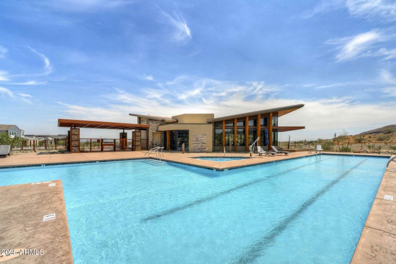 poi-avance-the-lookout-pool