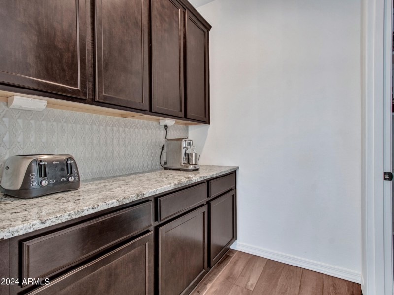 Extra Kitchen Space / Butler's Pantry