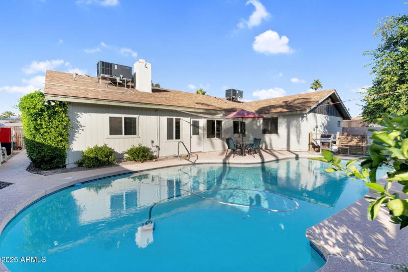 Large Sparkling Pool!