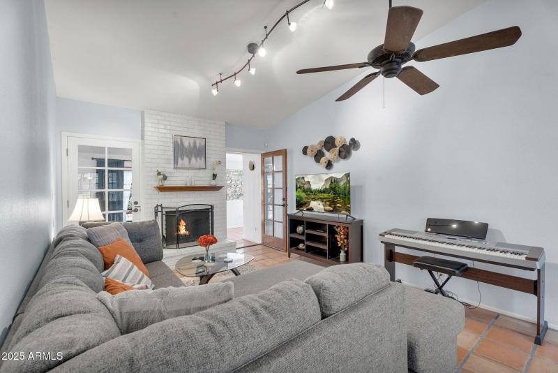 5-web-or-mls-8944 E Friess Dr -6