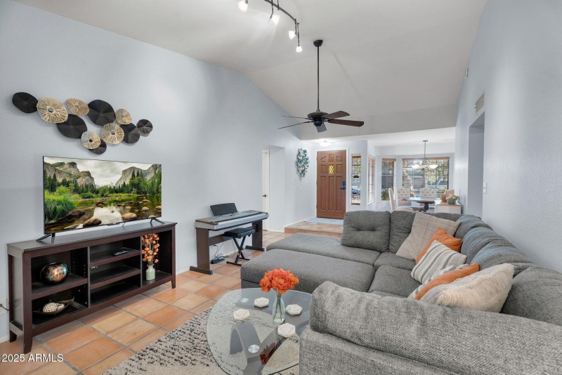 8-web-or-mls-8944 E Friess Dr -4