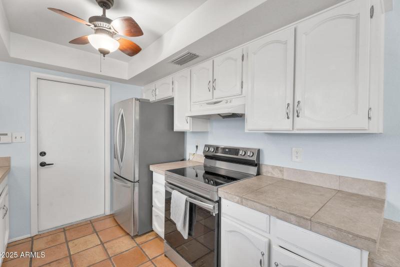 11-web-or-mls-8944 E Friess Dr -13