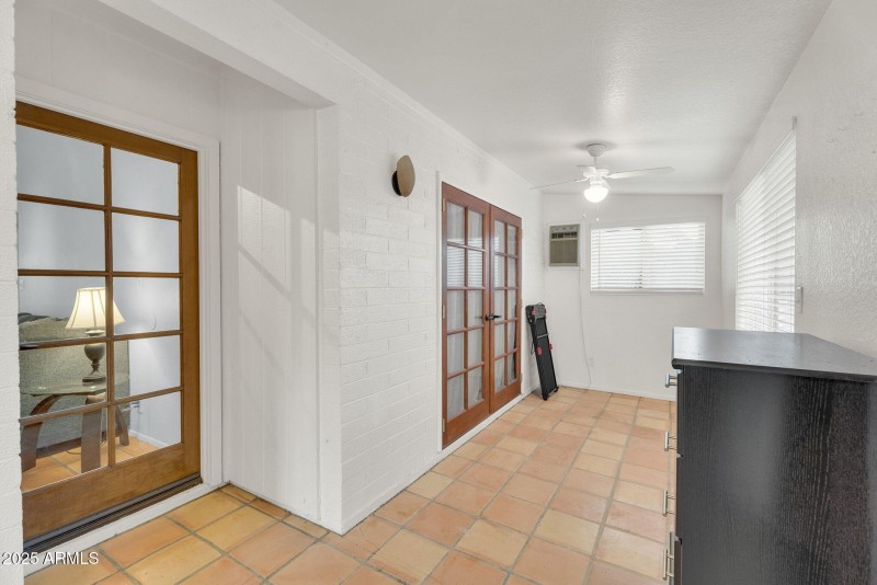 18-web-or-mls-8944 E Friess Dr -20