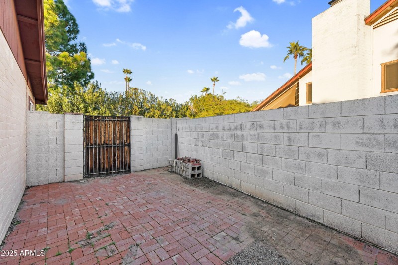 42-web-or-mls-8944 E Friess Dr -41