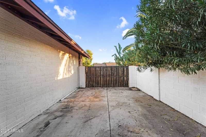 43-web-or-mls-8944 E Friess Dr -43