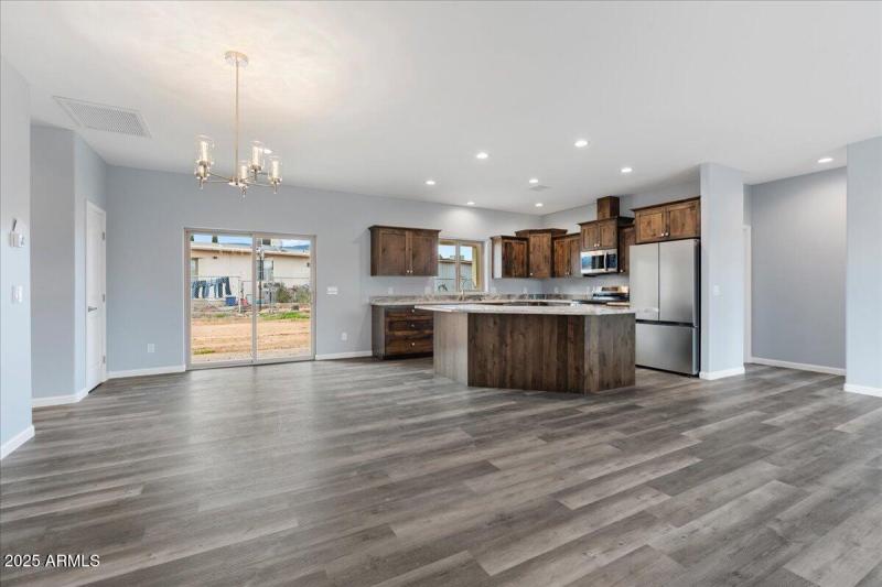 04-Entry to Dining & Kitchen