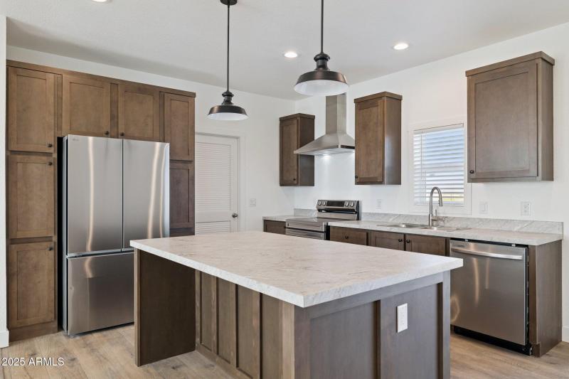 6-web-or-mls-18110-n-amelia-dr