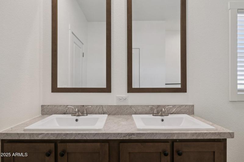 17-web-or-mls-18110-n-amelia-dr