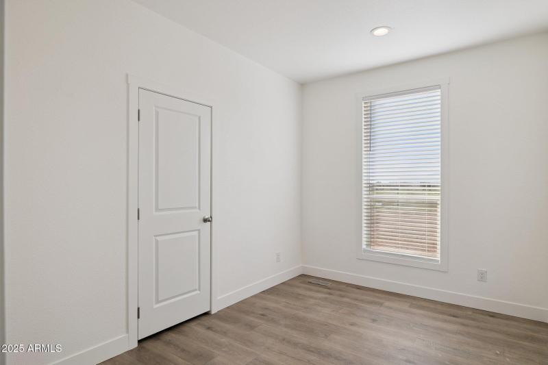 21-web-or-mls-18110-n-amelia-dr