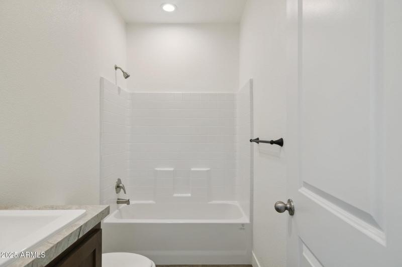 23-web-or-mls-18110-n-amelia-dr