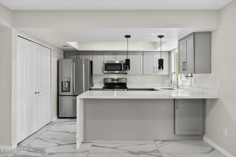 Kitchen & Breakfast Bar