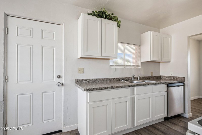 12-web-or-mls-528-e-laurel-dr