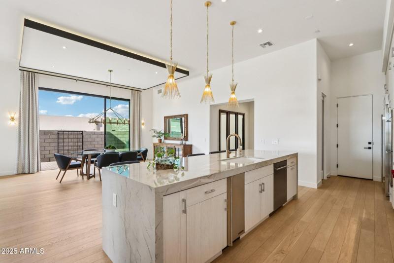 25-web-or-mls-N Cave Creek Rd 1037-S0412