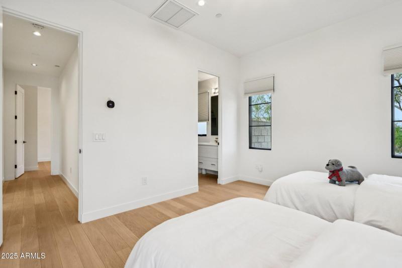 33-web-or-mls-N Cave Creek Rd 1037-S0412