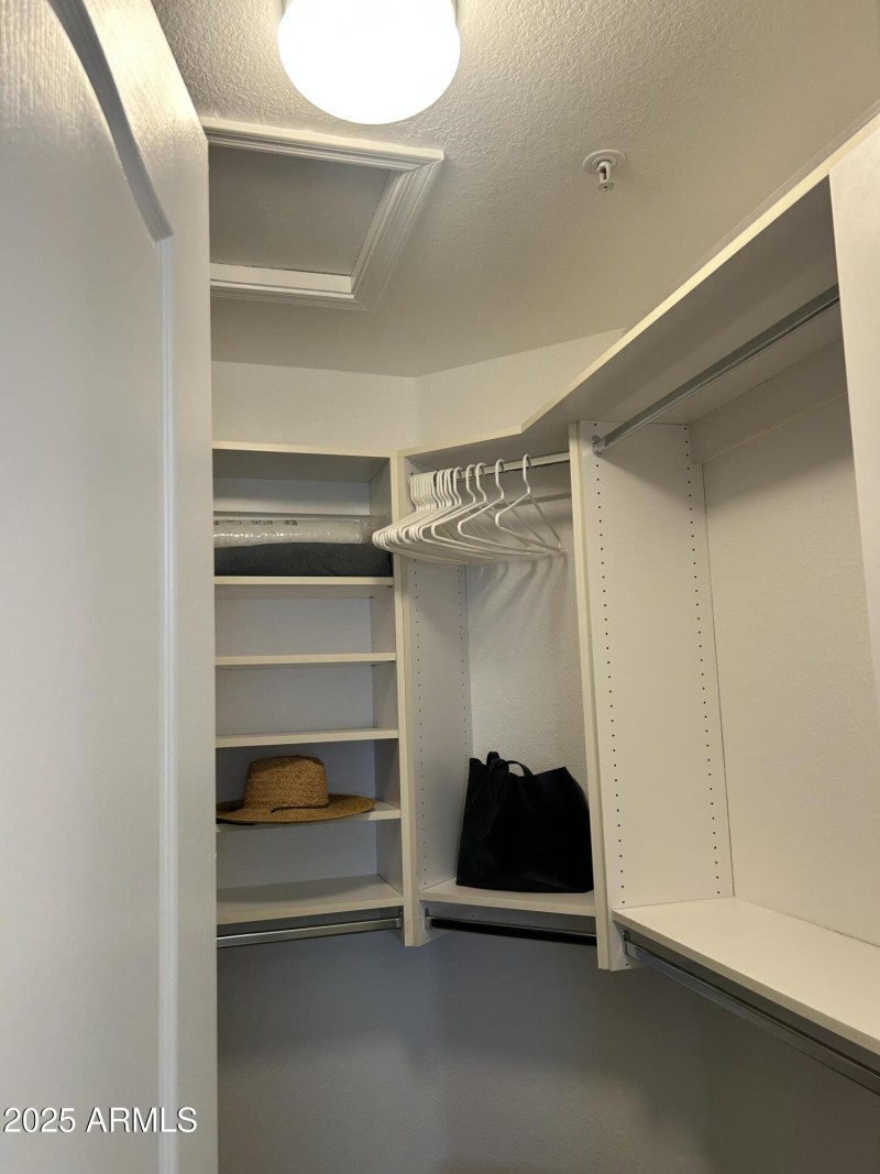 WALK IN CLOSET