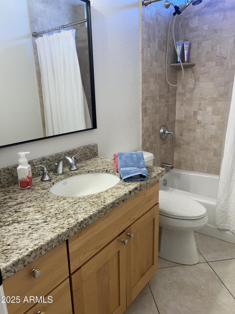 GUEST BATH W TUB/SHOWER