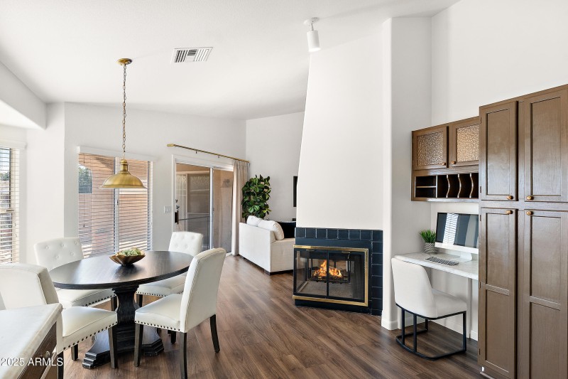 COZY EAT-IN KITCHEN
