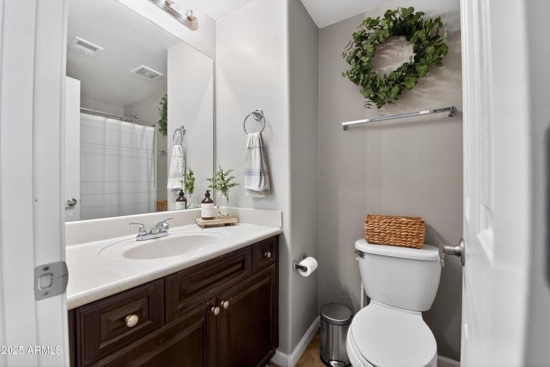 25_1920_E_Bell_Rd_Phoenix_AZ_85022-Bathr