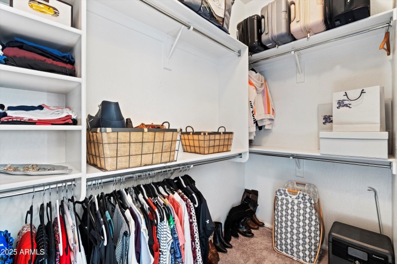 23-Walk-in Closet