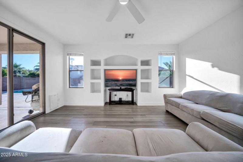 16529 W Saguaro Ln-9