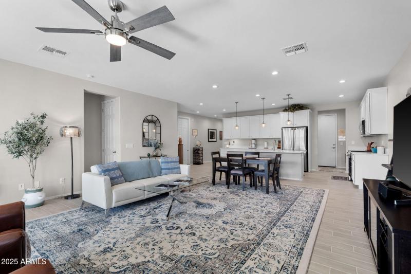 011__2049 E Entoro Dr