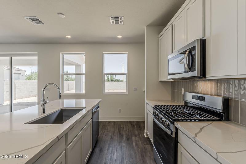 Kitchen W SS Appliances
