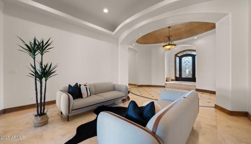 30-web-or-mls-Living Room1