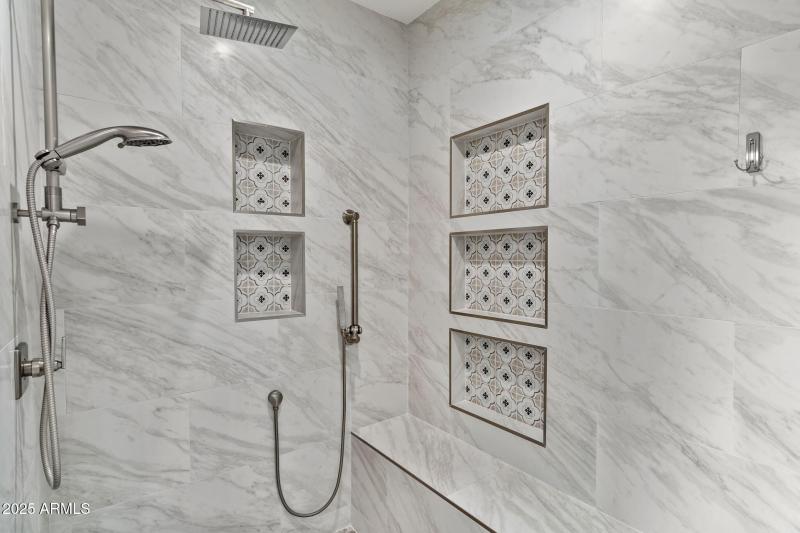 Shower with extra niches