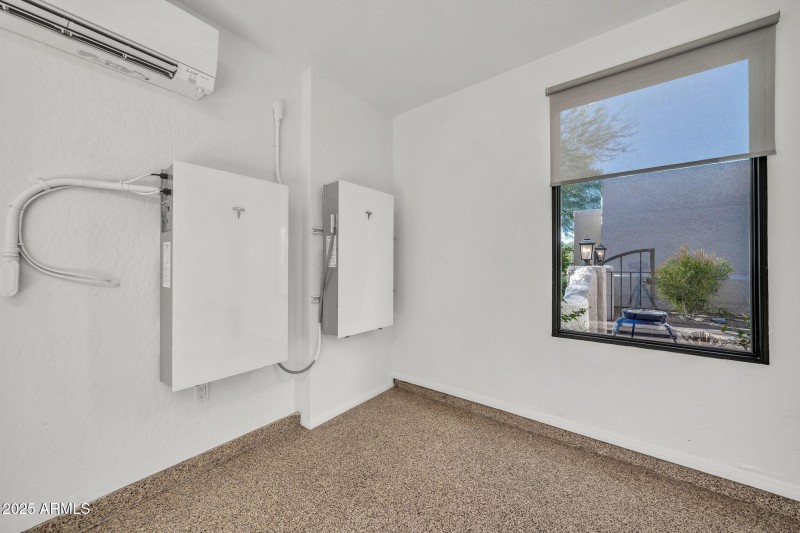 Garage Tesla Batteries