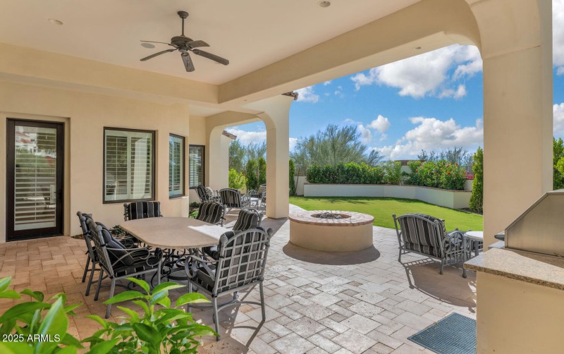 3905 E Sierra Vista Dr-large-045-023-TOD