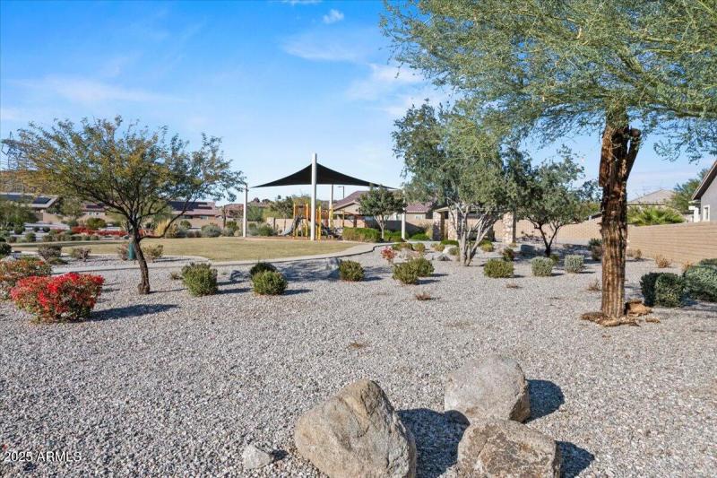 39-18562 W Thistle Landing Dr 39