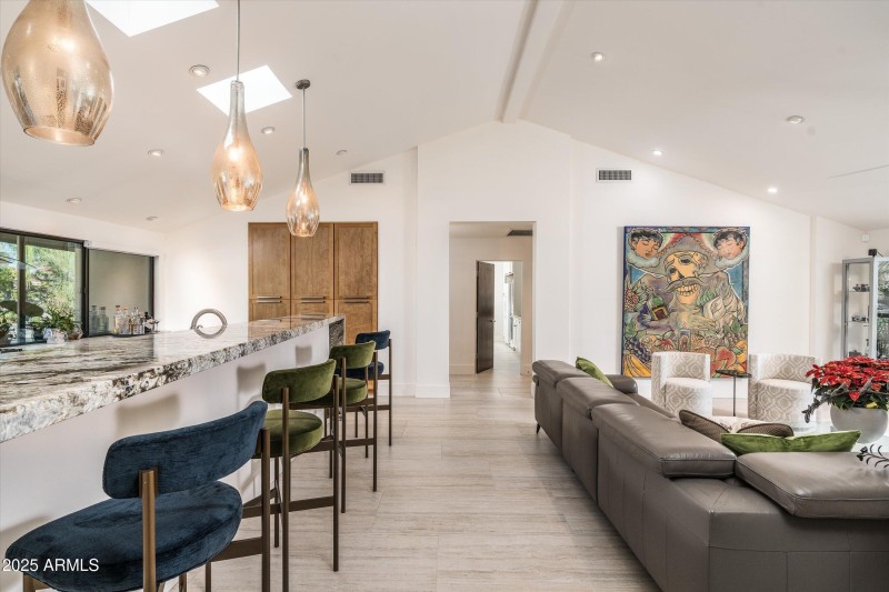 kitchen seating/living rm