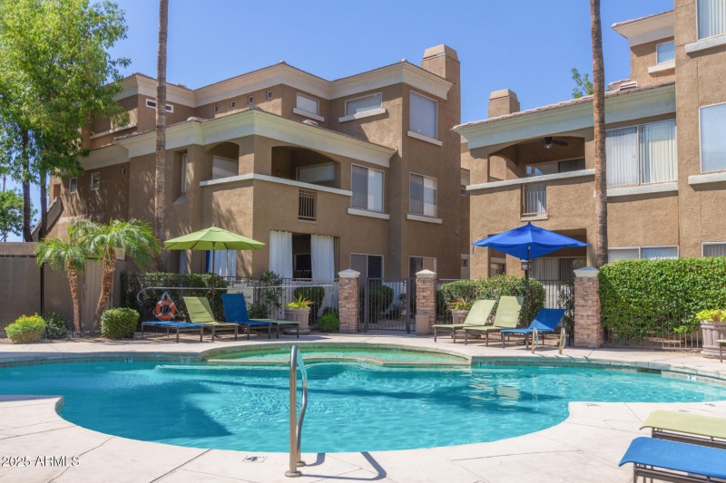 phoenix-biltmore-condo-community-pool