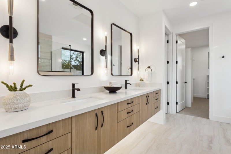 21-web-or-mls-6306-n-10th-dr